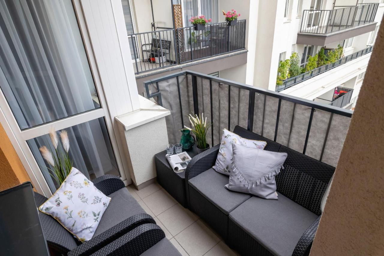 Osiedle Avia Harmonious Apartment With Balcony & Parking Cracow By Renters Prestige Kraków Exteriör bild