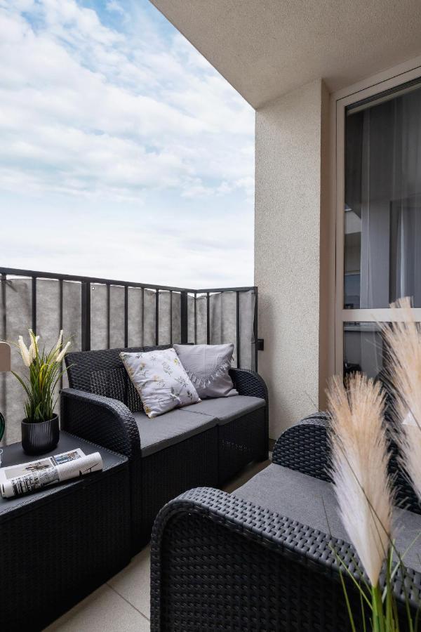 Osiedle Avia Harmonious Apartment With Balcony & Parking Cracow By Renters Prestige Kraków Exteriör bild